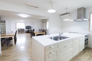 Refrigerador con freezer, microondas, horno, placa de cocina