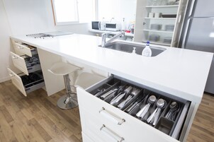 Casa (TEA TREES 2) | Cozinha privada | Geladeira grande, micro-ondas, fogão, cooktop