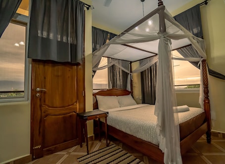 Escritorio, sistema de insonorización, wifi gratis y ropa de cama