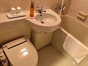 Combined shower/tub, free toiletries, hair dryer, bathrobes - Business Hotel Cosmo Inn (Fukuroi)