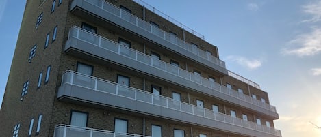 Front of property โ evening/night