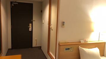 Escritorio, wifi gratis y ropa de cama