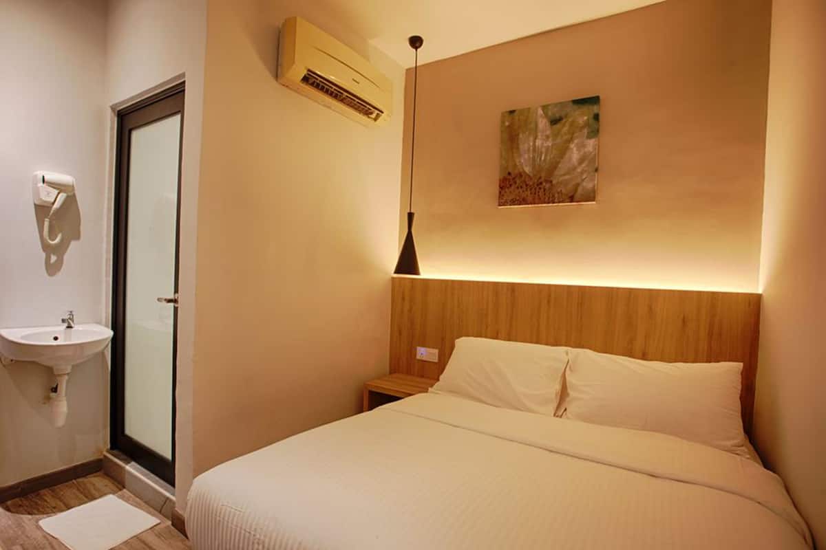 Desk, soundproofing, iron/ironing board, free WiFi