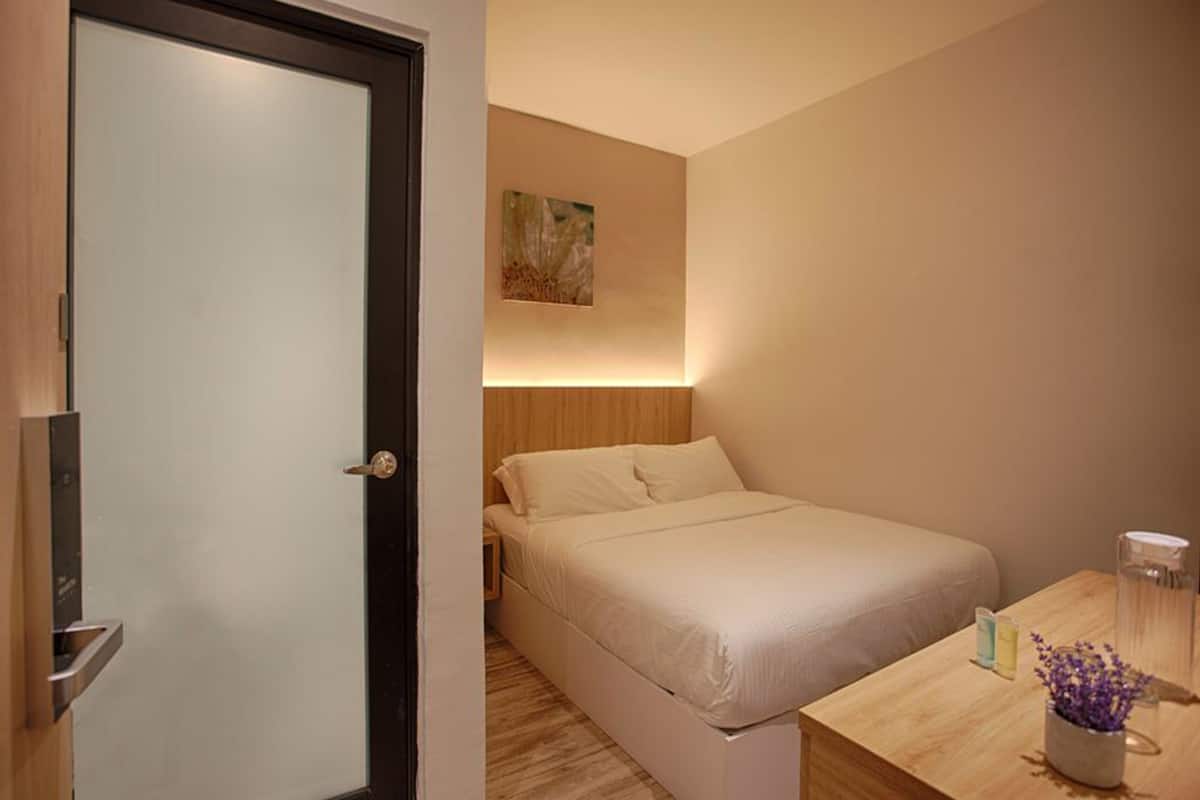 Desk, soundproofing, iron/ironing board, free WiFi