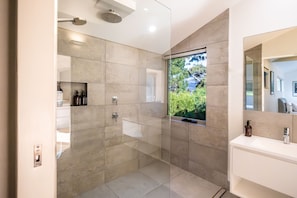 Superior-Haus, 2 Schlafzimmer, Bergblick, Meerseite | Badezimmer | Dusche, Regendusche, Haartrockner, Handtücher
