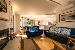 Superior House, 2 Bedrooms, Mountain View, Oceanfront | Living area