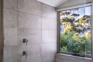 Superior House, 2 Bedrooms, Mountain View, Oceanfront | Bathroom