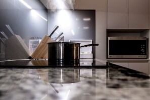 Casa superior, 2 dormitoris, vistes a la muntanya, primera línia de mar | Cuina privada | Frigorífic gran, microones, forn i placa de cuina 