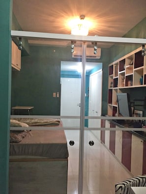 1 bedroom, desk