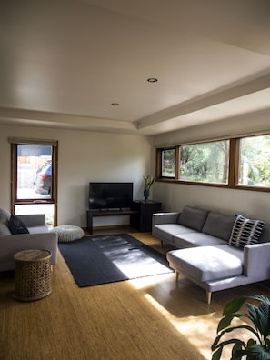 Executive-Studio, 1 Schlafzimmer, Terrasse, Gartenblick | Wohnzimmer | Flachbildfernseher