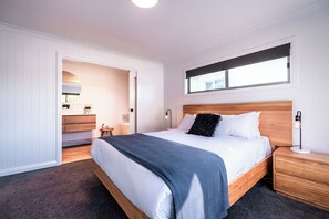 Premium huis, 2 slaapkamers, uitzicht op zee, aan zee | 2 slaapkamers, luxe beddengoed, een strijkplank/strijkijzer, reisbedje