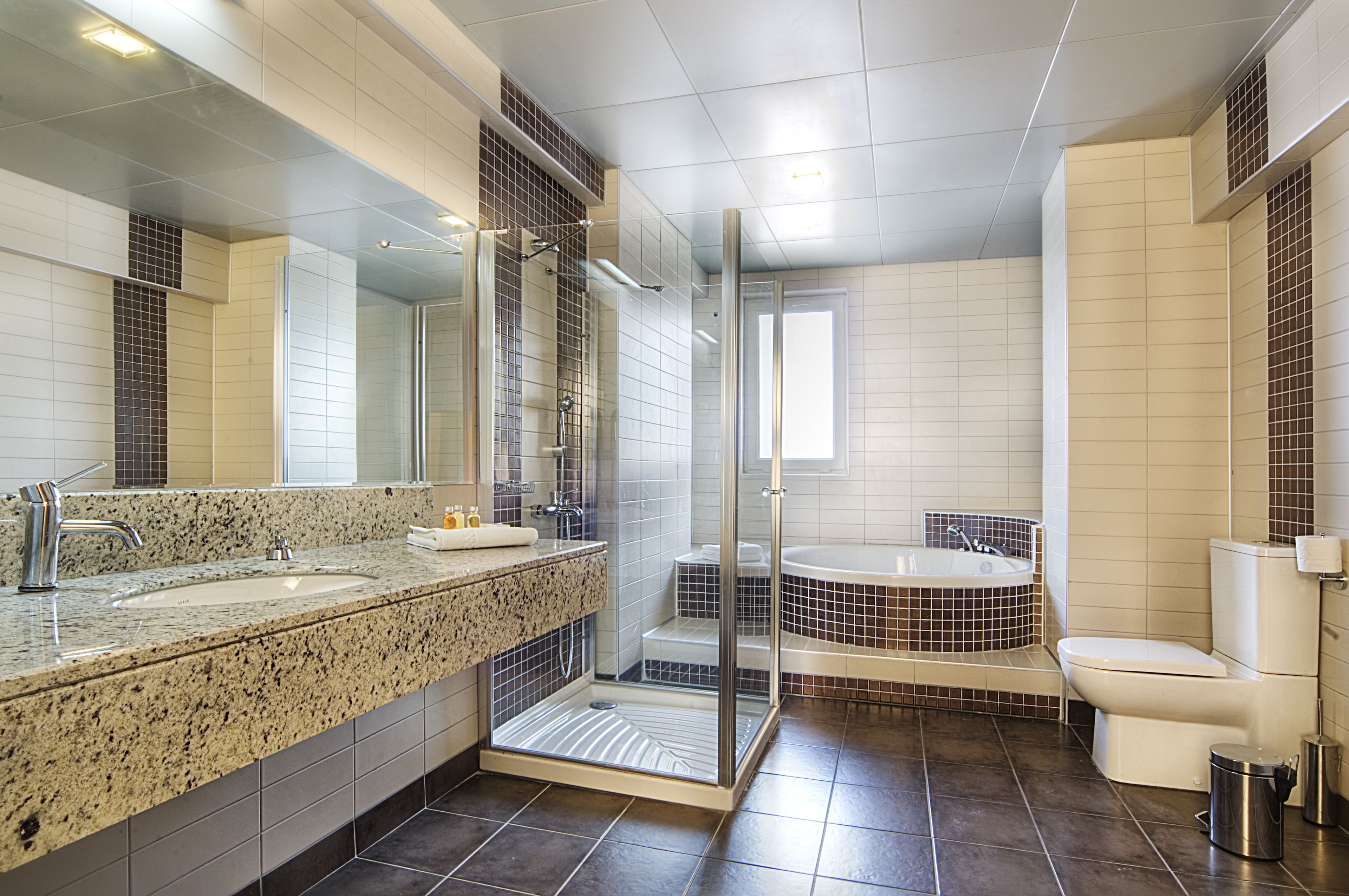 Deluxe Suite, 1 Bedroom, Smoking, Jetted Tub | Bathroom | Free toiletries, hair dryer, slippers, towels