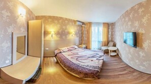 Standard Double Room, Balcony | Meja, seterika/papan seterika, Wi-fi percuma, cadar katil 