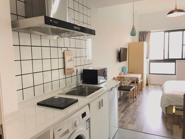 Standard-Doppelzimmer | Eigene Kochnische | Kühlschrank, Mikrowelle, Herdplatte, Wasserkocher mit Kaffee-/Teezubehör