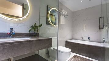 Deluxe Double Room with Bathtub | Bathroom