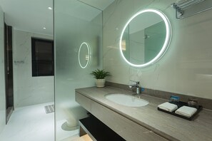 Superior-Zweibettzimmer | Badezimmer | Dusche, kostenlose Toilettenartikel, Haartrockner, Hausschuhe