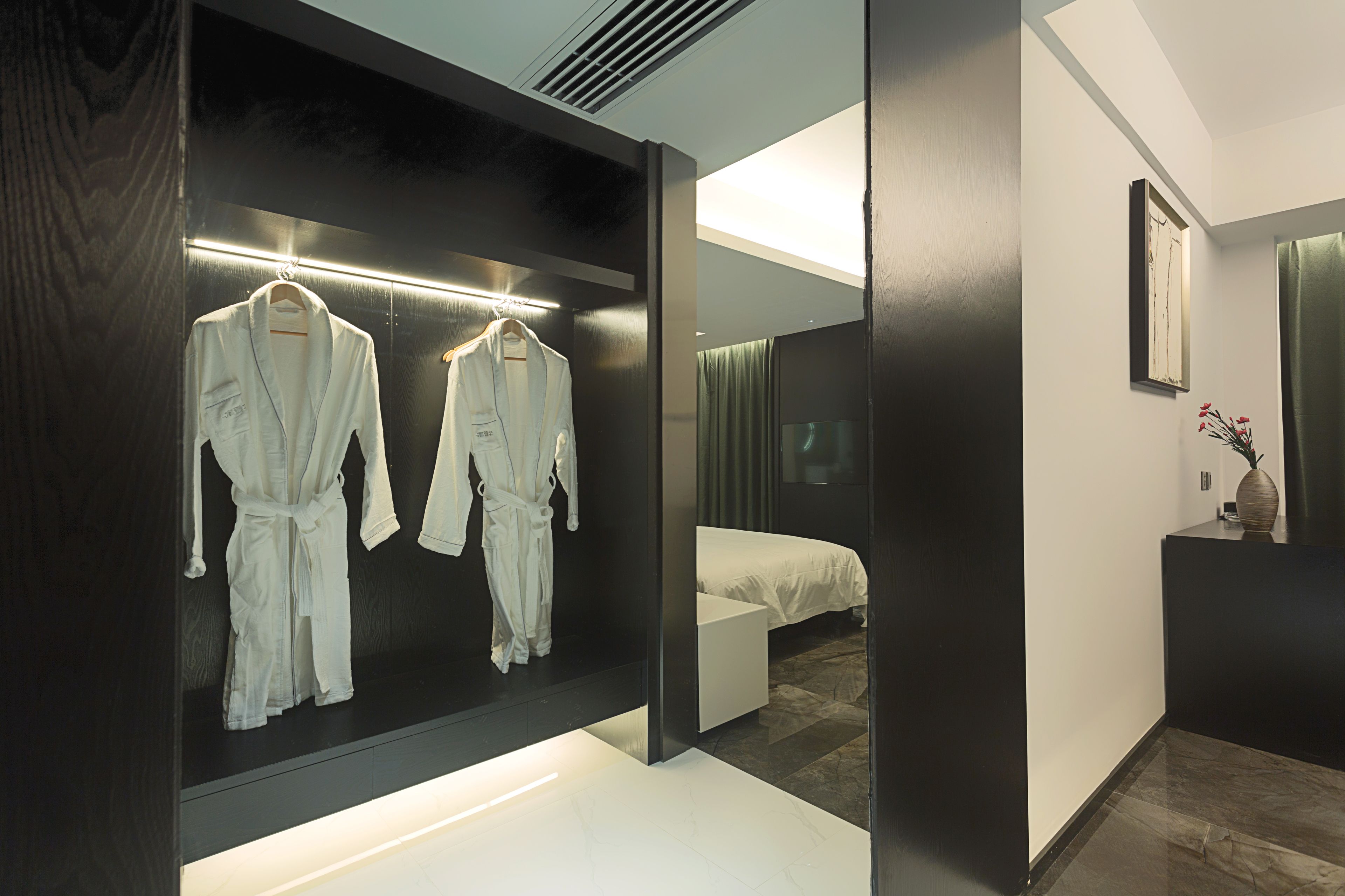 Deluxe Double Room with Bathtub | Living room | Flat-screen TV