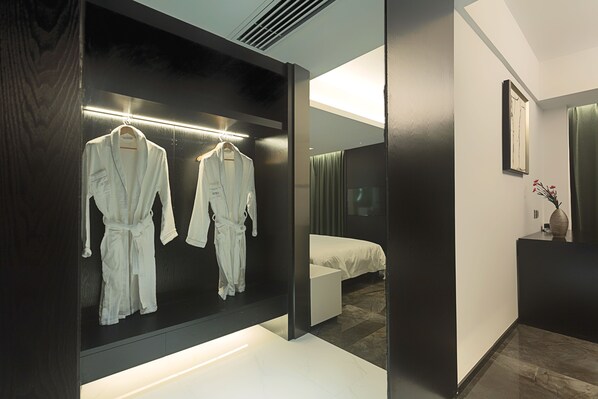 Deluxe Double Room with Bathtub | Living room | Flat-screen TV - Niuguanjia Modern Guest House (Zhangjiajie)