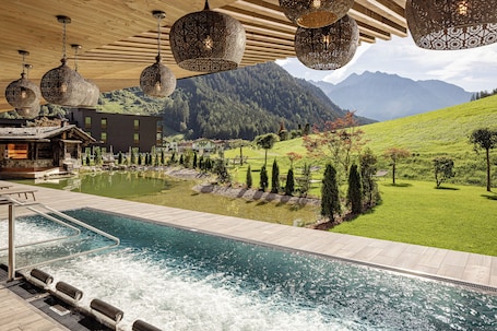 Piscina interna, piscina externa, espreguiçadeiras. Alpin & Spa Resort Schwarzenstein