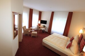 Minibar, safe på rommet, skrivebord og strykejern/-brett