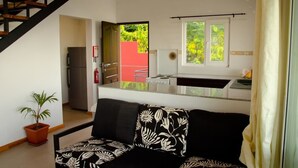 Apartemen, 2 kamar tidur | Area keluarga | Televisi LCD 30-inci dengan saluran TV digital dan TV