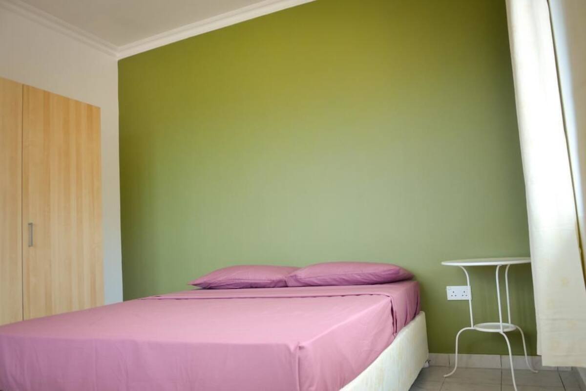 Apartment, 3 Bedrooms | Seterika/papan seterika, Wi-fi percuma, dihias secara berasingan 