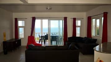 Appartement, 3 chambres | Coin séjour | Télévision LCD de 30 pouces avec chaînes numériques, télévision