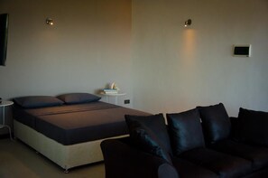 Classic Studio, 1 Double Bed, Sea View, Mountainside - Ocean Spray Self-Catering Apartments (Mahé Island)