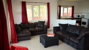 Apartemen, 3 kamar tidur | Area keluarga | Televisi LCD 30-inci dengan saluran TV digital dan TV