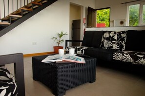 Apartment, 2 Schlafzimmer | Wohnbereich | 30-Zoll-LCD-Fernseher mit Digitalempfang, Fernseher