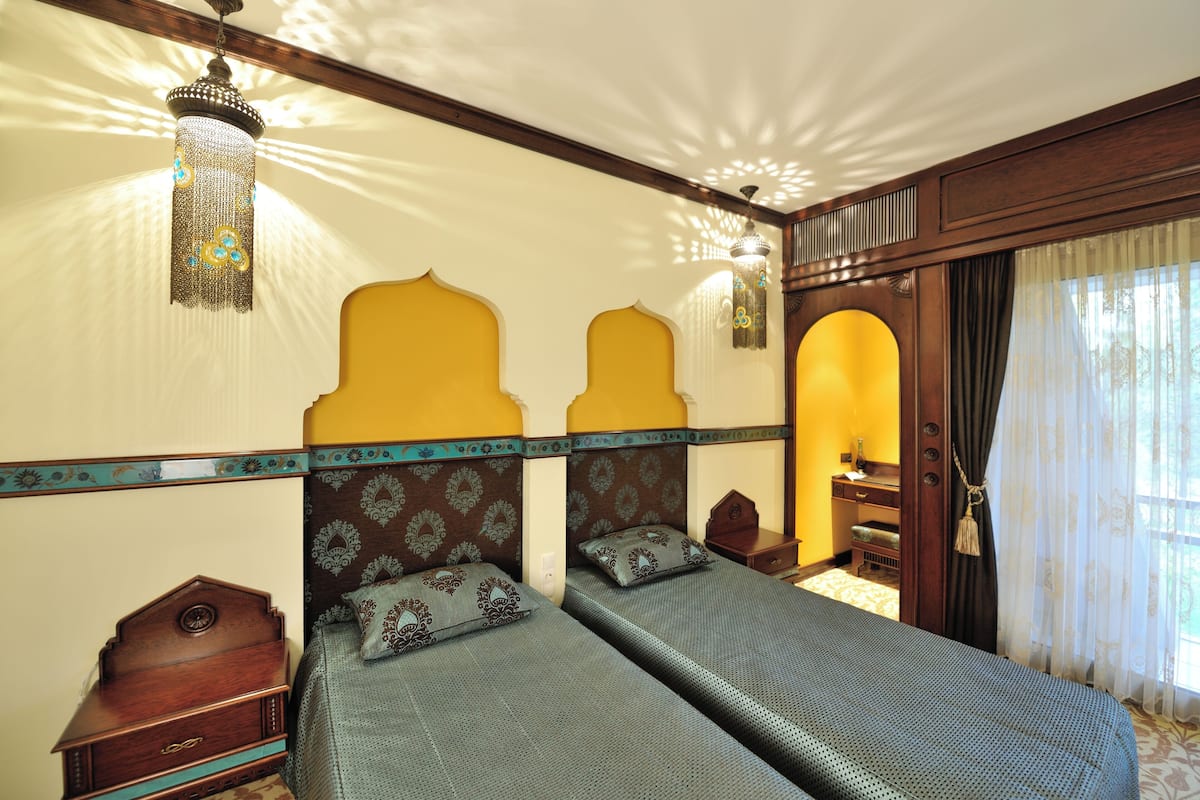 Standard Twin Room | Minibar, in-room safe, soundproofing, iron/ironing board