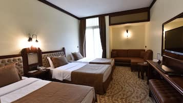 Habitación triple estándar | Minibar, caja fuerte, sistema de insonorización