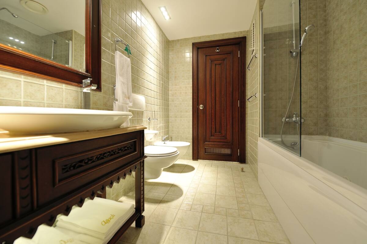 standard triple room | bathroom | shower, free toiletries, hair dryer, bathrobes