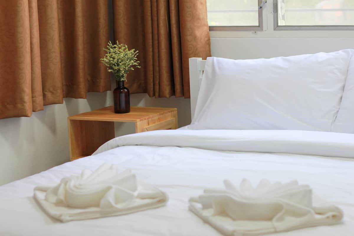 Double Room with Shared Bathroom | Bureau, Wi-Fi gratuit, draps fournis