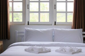 Double Room with Private Bathroom | Meja kerja, Wi-Fi gratis, dan seprai linen
