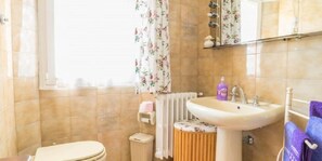 Apartment, 1 Bedroom | Bathroom | Shower, free toiletries, towels - Berta & Linda Apartments (Numana)