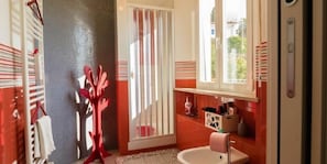 Appartement, 1 chambre | Salle de bain | Douche, articles de toilette gratuits, serviettes fournies