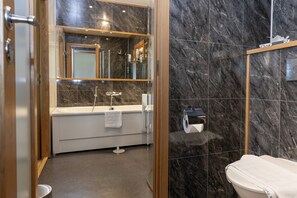 Premium Junior Suite | Bathroom | Shower, designer toiletries, hair dryer, towels - Starby Spa, Hotell & Konferens (Vadstena)