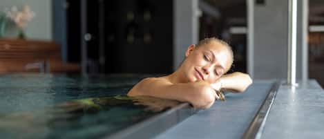 2 piscines couvertes, 2 piscines extérieures, parasols de plage