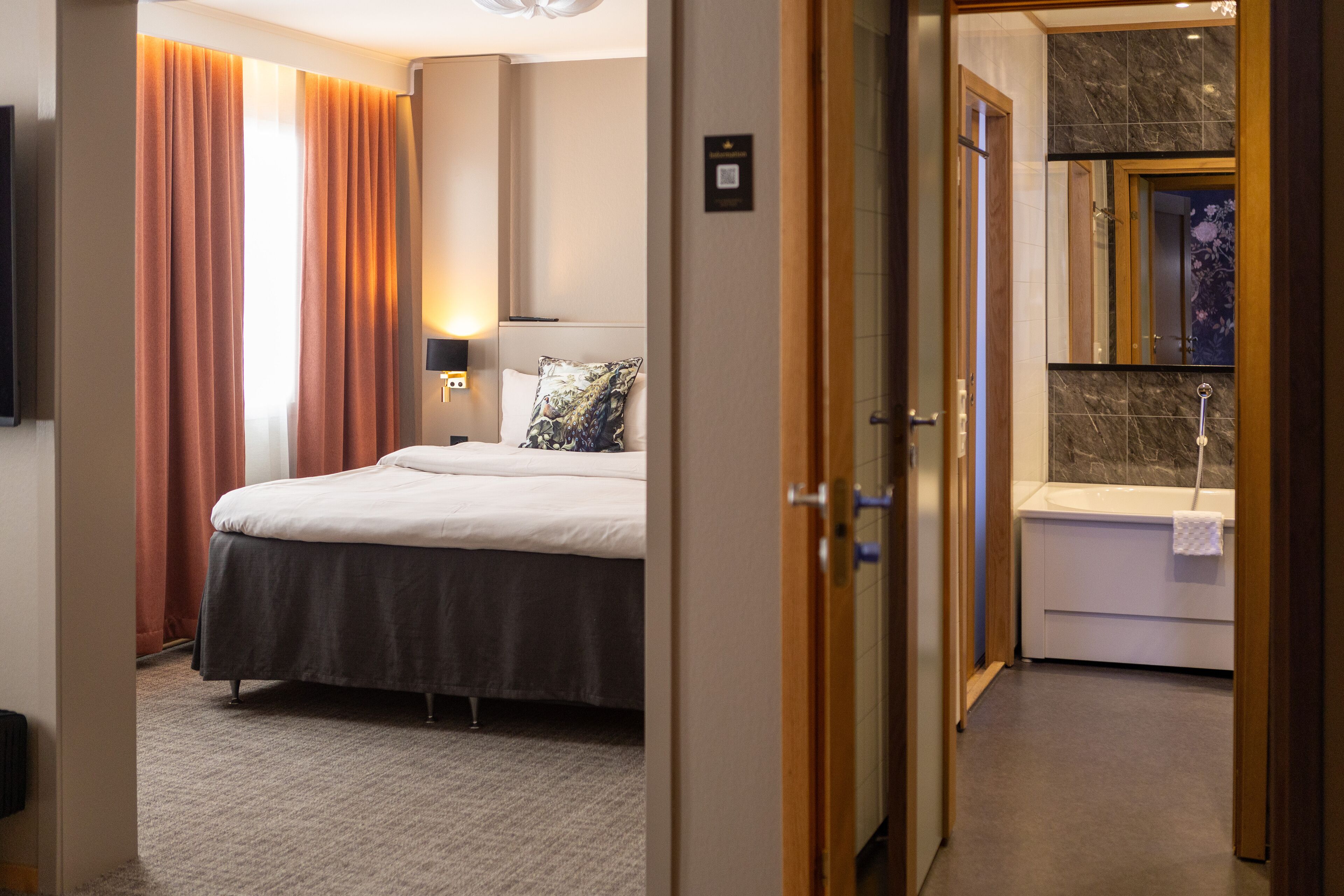 Premium Junior Suite | Allergitestade sängkläder, skrivbord och mörkläggningsgardiner