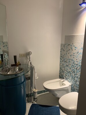 A bathroom with a glass sink, a toilet, and a bidet. - Ca' Bert Villa dei Glicini (Castelnuovo del Garda)