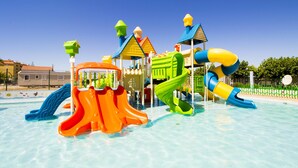 Ein Wasserspielplatz mit Rutschen und Kletterbereichen.