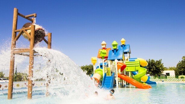 Ein Wasserpark mit einer großen Wasserrutsche und einer Holzkonstruktion.