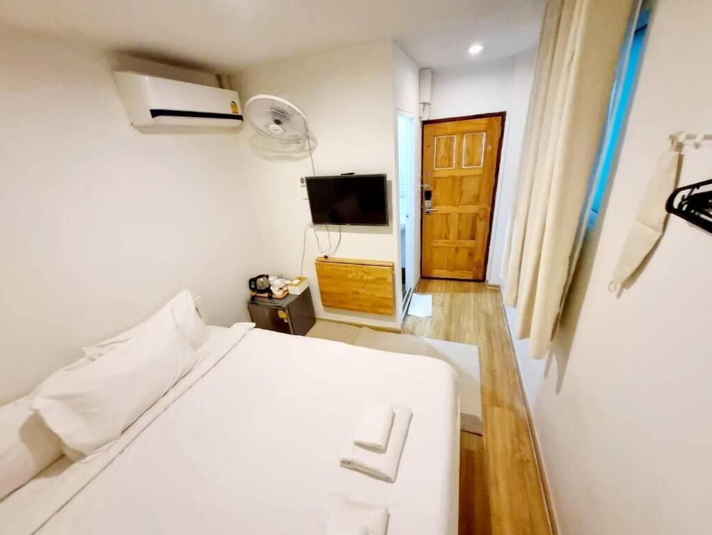 Budget Queen Bedroom With Window | Zustellbetten, kostenloses WLAN