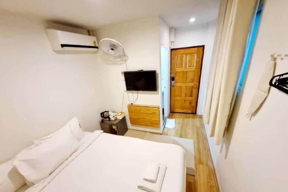 Budget Queen Bedroom With Window | Rollaway beds, free WiFi