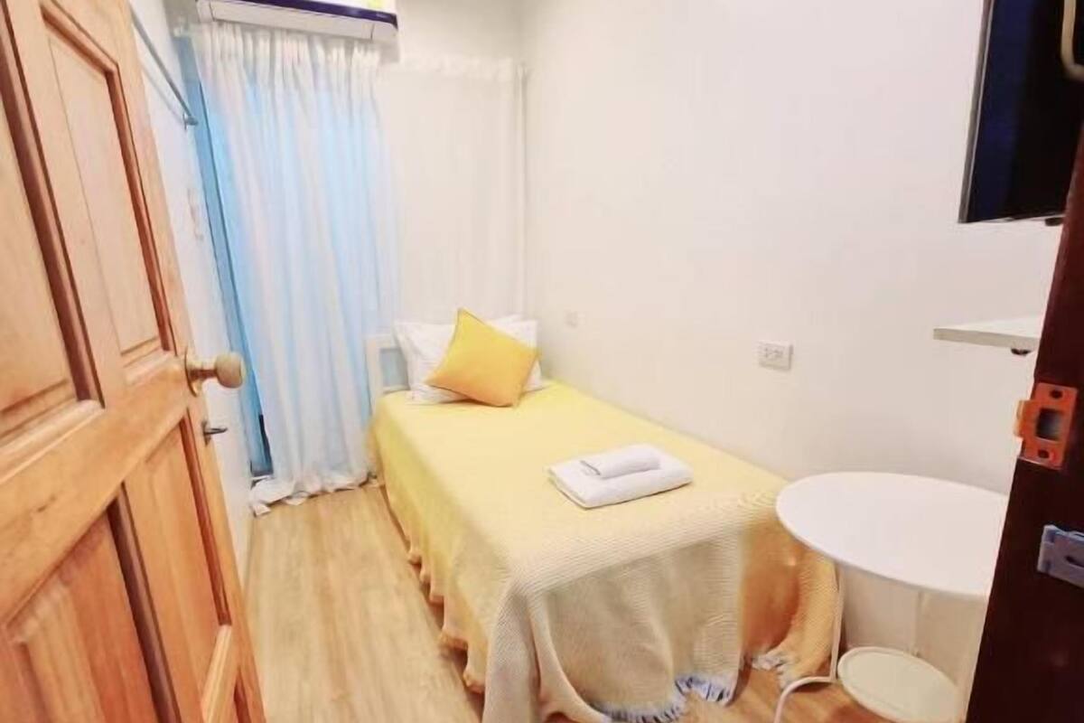 Waiting Flight Single Bedroom (Private Bathroom) | Rollaway beds, free WiFi