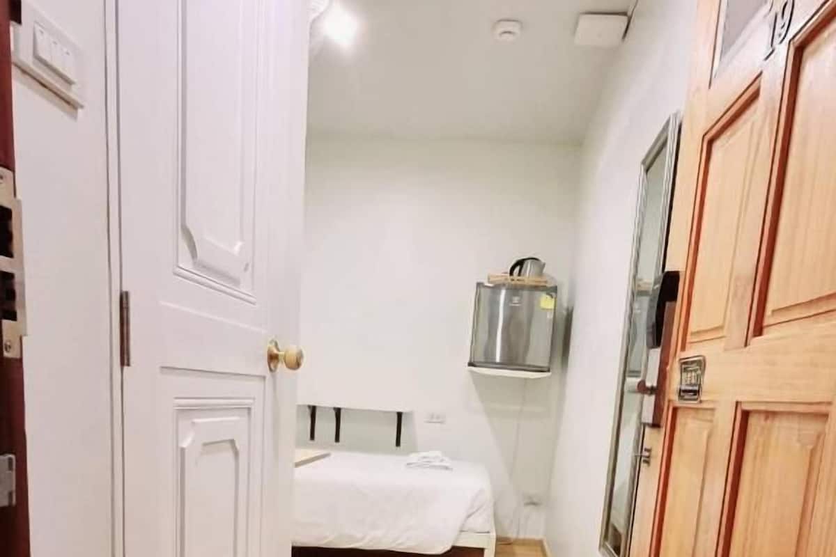 Budget Single Room No Window | Rollaway beds, free WiFi