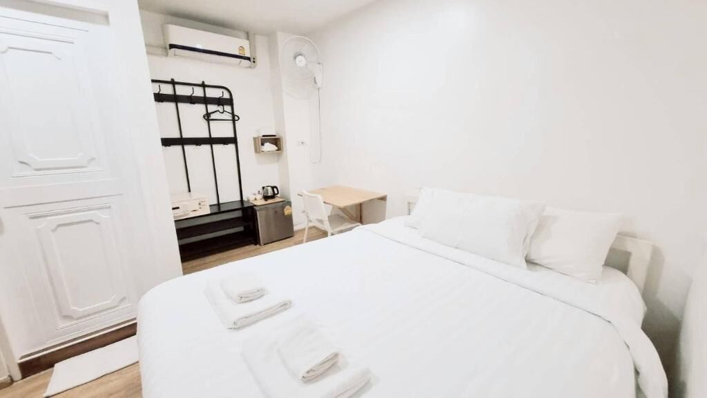 Budget Queen Bedroom No Window  | Zustellbetten, kostenloses WLAN