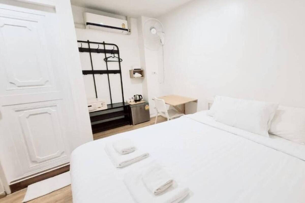 Budget Queen Bedroom No Window | Rollaway beds, free WiFi