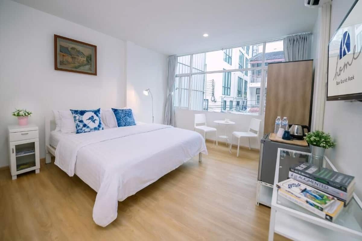 Deluxe King Bedroom With Window | Rollaway beds, free WiFi